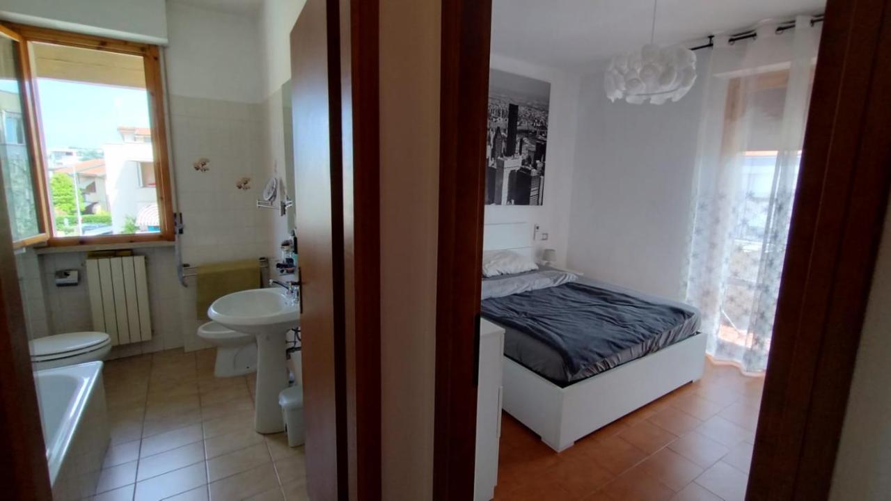 La Casa Dei Viaggiatori - Viareggio - Posto Auto Gratuito Apartment Bagian luar foto